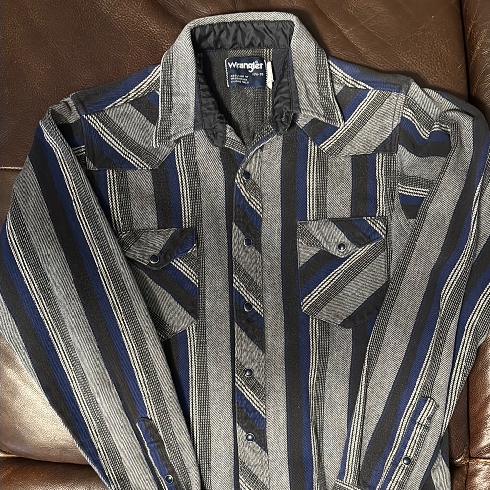 Wrangler Gray and Blue Casual Button Down Shirt